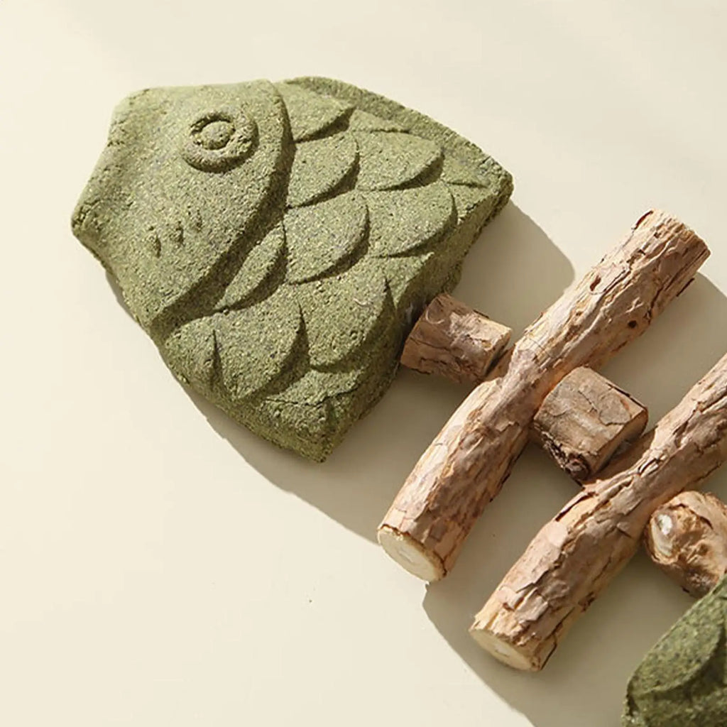 Silvervine Cat Toy Catnip Natural Wooden Fishbone-Shaped Cat Silvervine Sticks for Licking Pawing Playing Reducing Boredom Qme