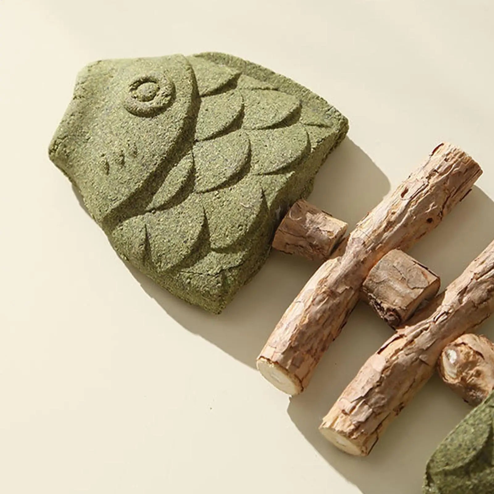Silvervine Cat Toy Catnip Natural Wooden Fishbone-Shaped Cat Silvervine Sticks for Licking Pawing Playing Reducing Boredom Qme