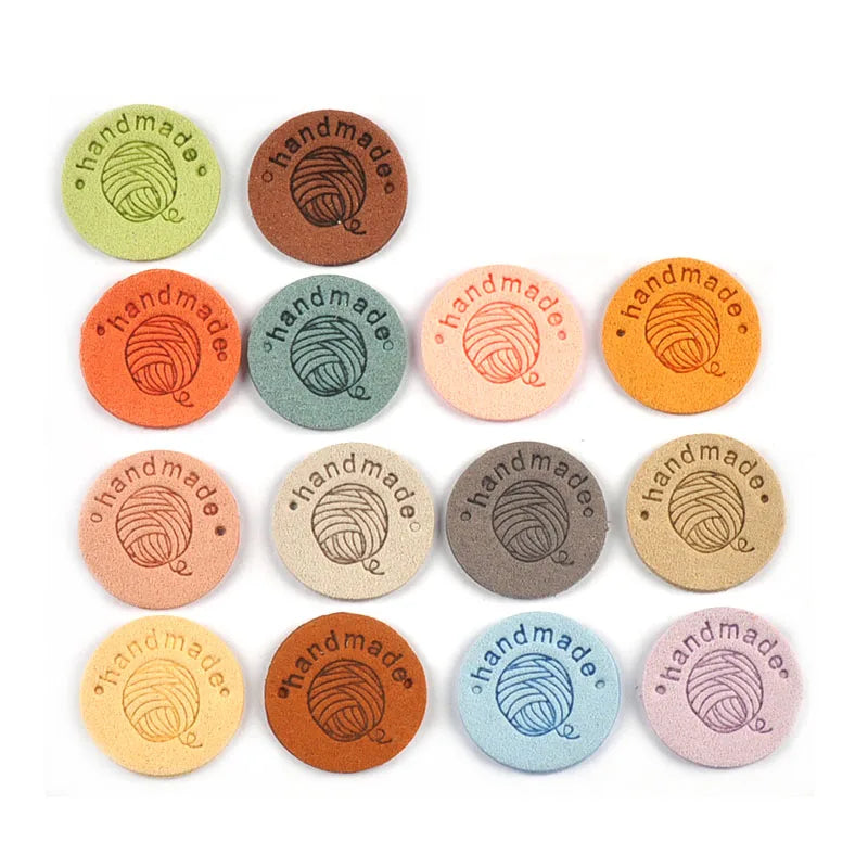 20Pcs 2.5cm Letter Embossed PU Leather Round Labels For Garments Bag Handmade Accessories Sewing Clothes Tags DIY Crafts c4011 Qme