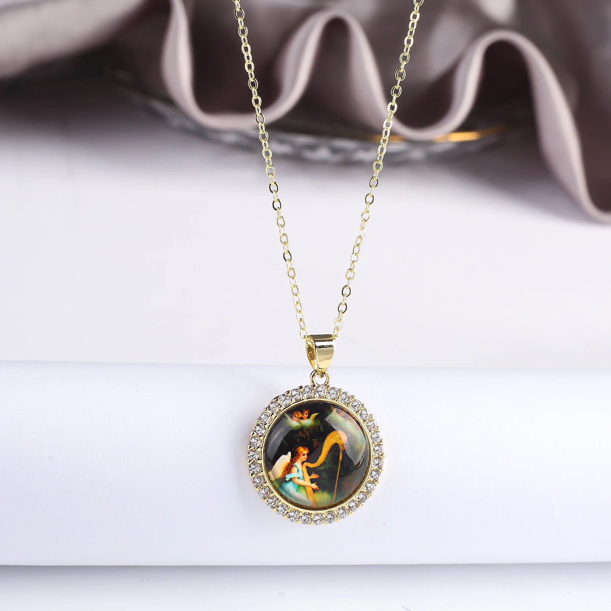 Simple Round Zirconia Acrylic Religious Pattern Theme Character Twist Chain Necklace Classic for Woman Party Jewelry Accessories Qme 1