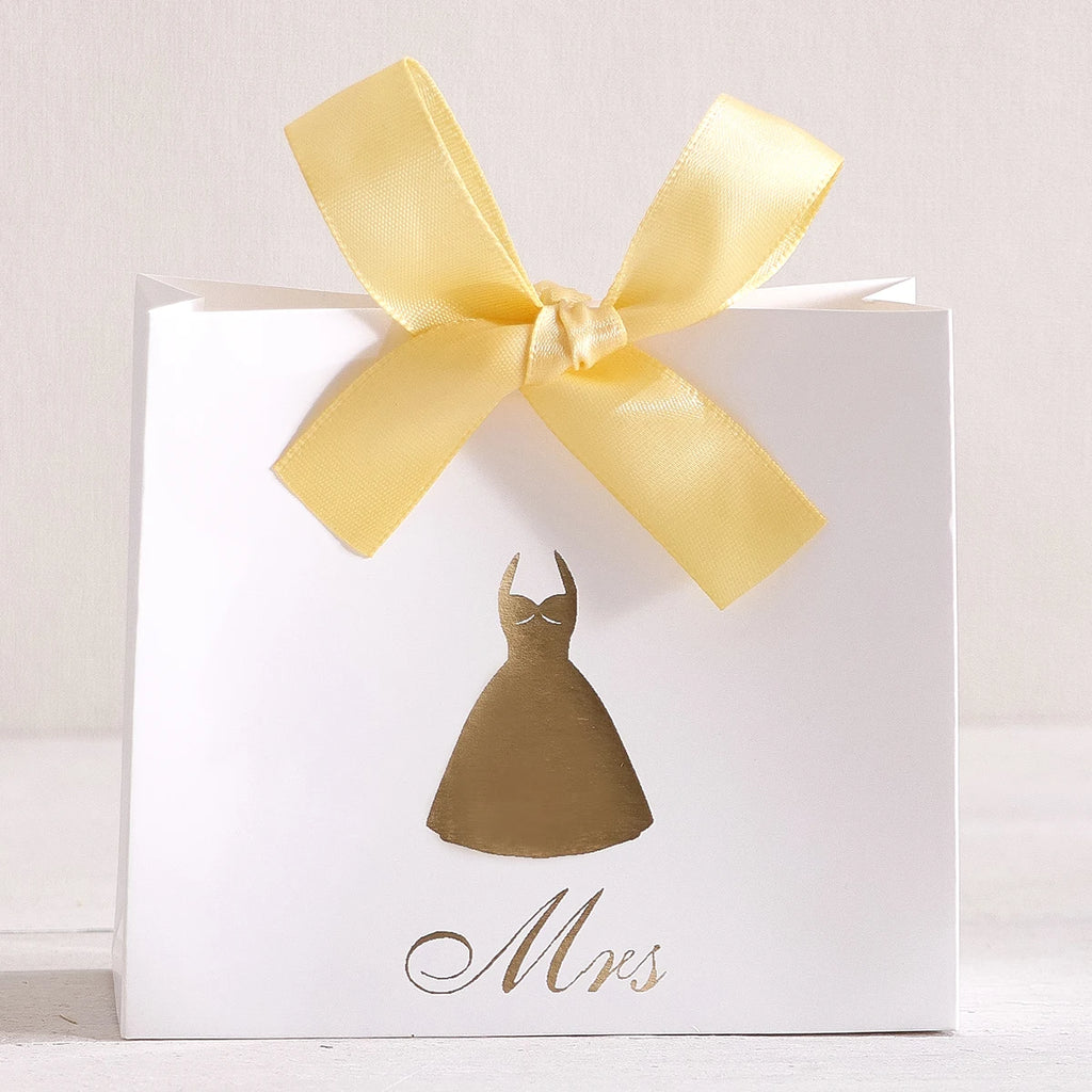 5-Piece Wedding Favor Boxes - Mini“Mr. and Mrs”。 Candy Boxes - Elegant Gold Printed Bride and Groom Design - Satin Bow - White Qme 5Pcs-Mrs-Qz-Yellow Other Other