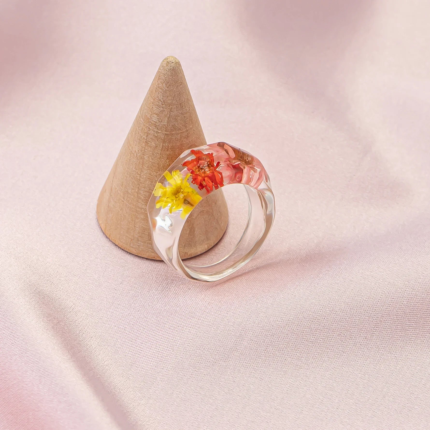 Fashion Flowers Minimalist Resin Daisy Dried Flower Retro Acrylic Ring Female Creative Personality Fresh Ring Wholesale Gift Qme 1