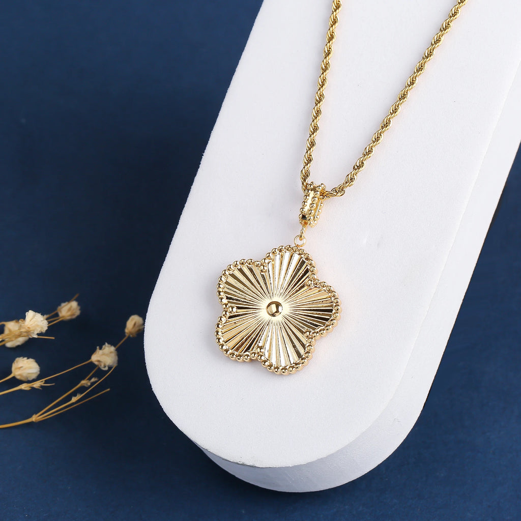 New Arrival 26mm Stainless Steel Metal Laser Pendant Necklace Luxury for Woman Wedding Party Trend Jewelry Accessories Clover Qme