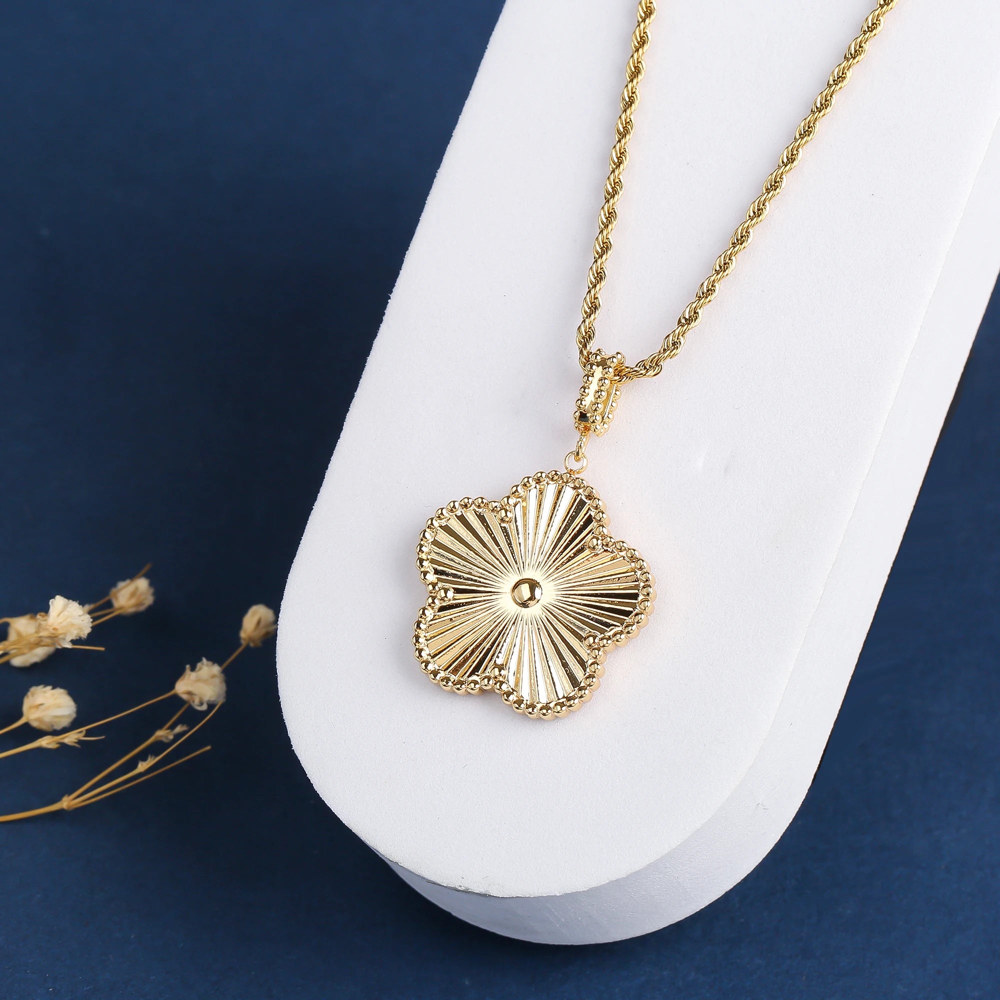 New Arrival 26mm Stainless Steel Metal Laser Pendant Necklace Luxury for Woman Wedding Party Trend Jewelry Accessories Clover Qme