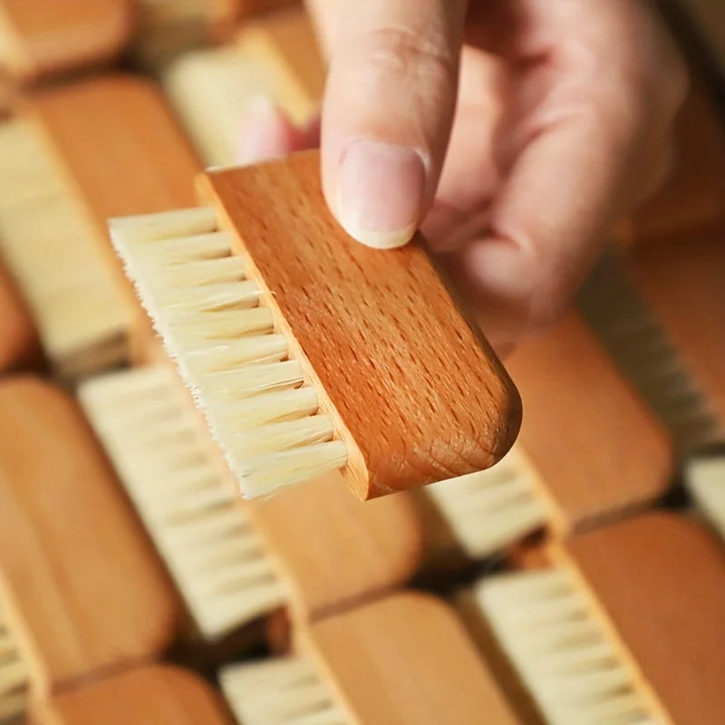 Nail brush, a hard-textured scrubber, is suitable for cleaning the toes and nails, and can also be used as a nail cleaning brush Qme