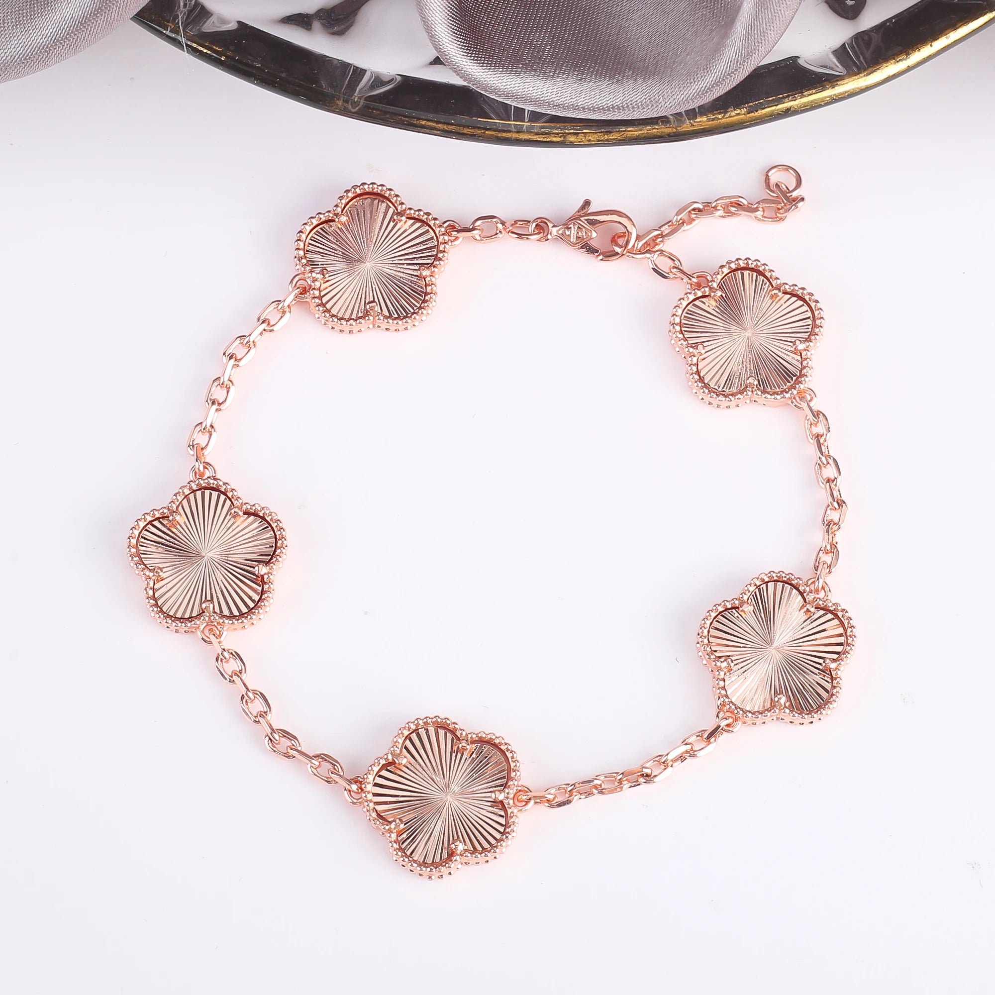 New Popular Shiny Zirconia Five-Leaf Flower Charm Ladies Bracelet Luxury For Female Party Jewelry Fashionable Gifts Clover Qme 5