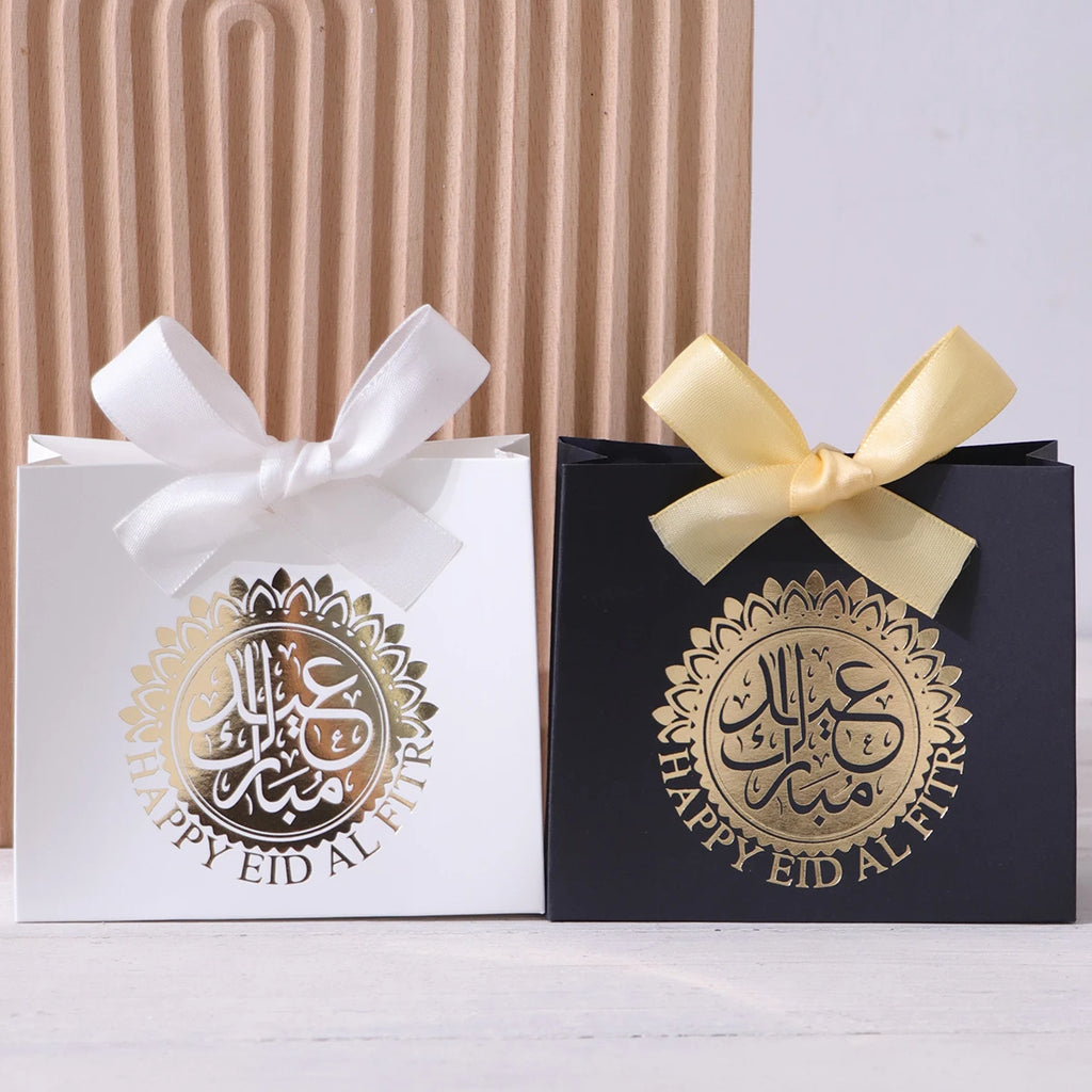5 Exquisite and Compact Eid Gift Boxes, Each Featuring Elegant Black, Luxurious Green, and Pure White as Their Main Colors, Adorned with Delicate Arabic Script and Golden Circles, and Tied with Luxurious Gold and Silver Ribbo Qme