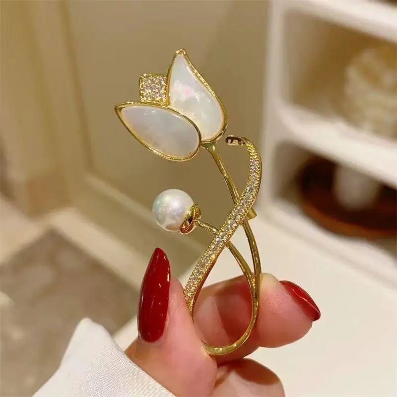 2026 Fashion New Style Temperament Rose Crystal Pearl Brooch Light Luxury Breast Flower Suit Coat Luxury Accessories Qme