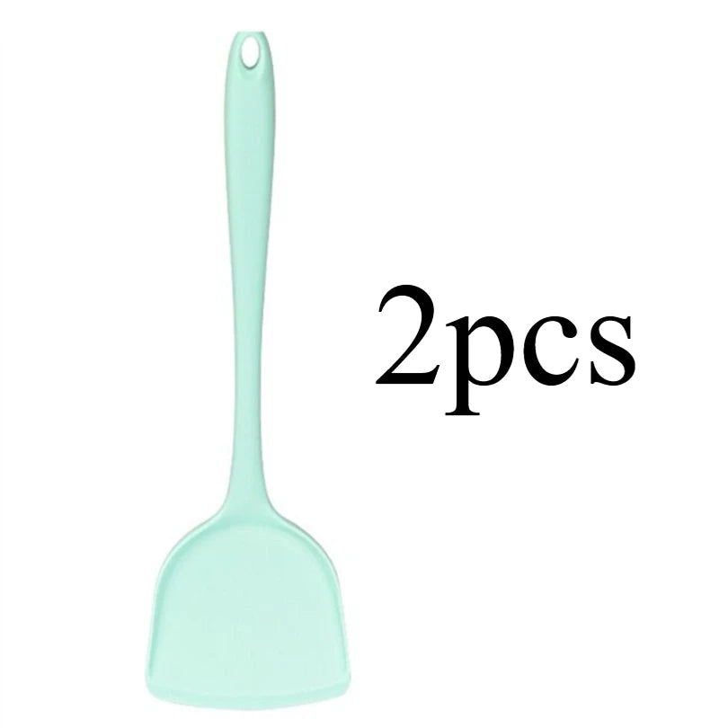 Frying pan spatula, suitable for non-stick cookware - easy to clean and can be washed in a dishwasher. The handle is ergonomic Qme green