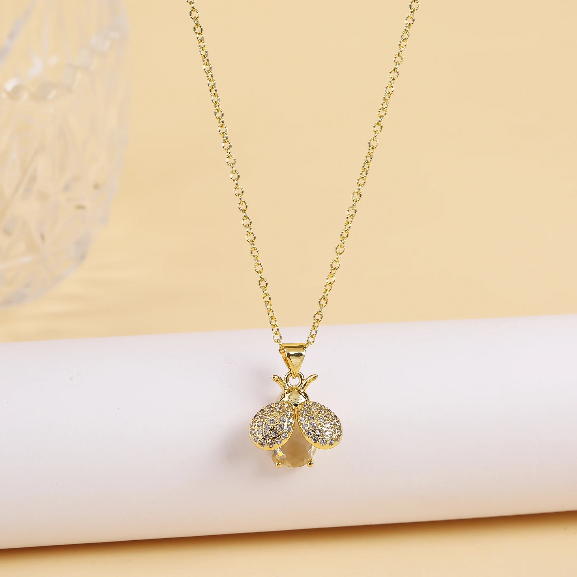 Light Luxury Fashion Gold Plated Crystal Zirconia Bee Pendant Necklace For Female Male Copper Chain Choker Jewelry Accessories Qme 4