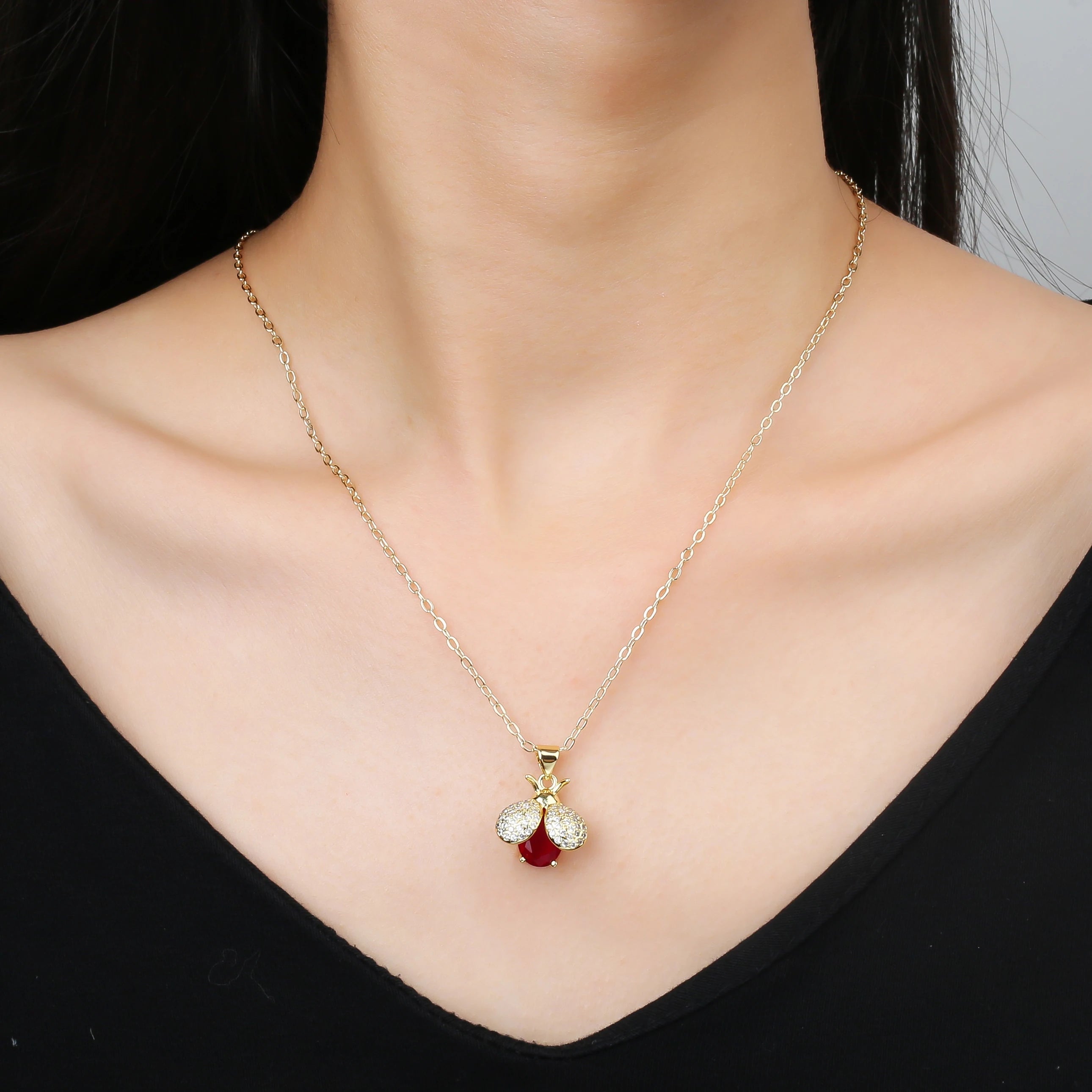 Light Luxury Fashion Gold Plated Crystal Zirconia Bee Pendant Necklace For Female Male Copper Chain Choker Jewelry Accessories Qme