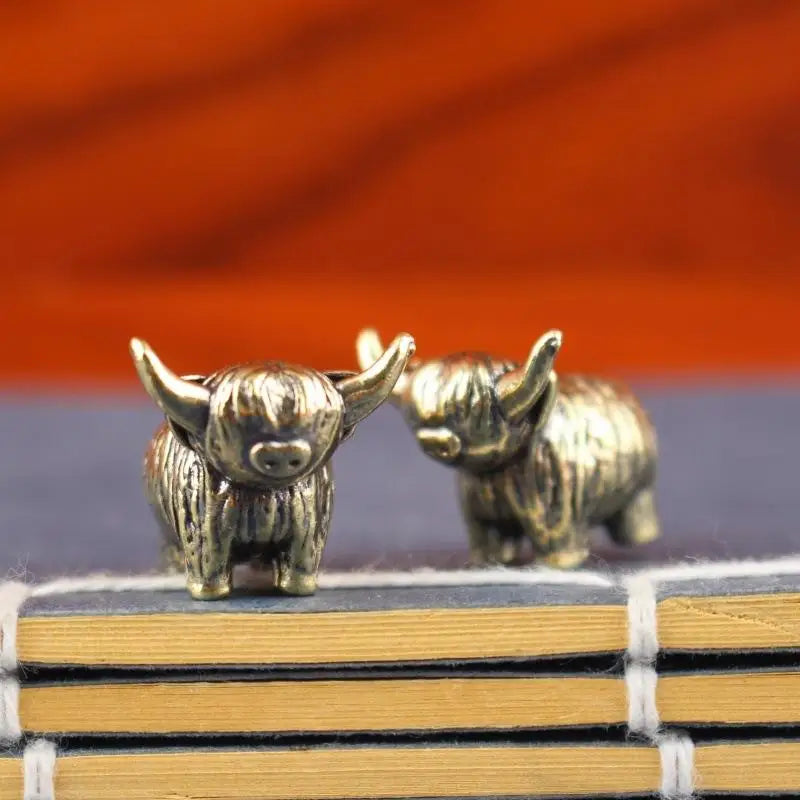 ^Mini Retro Brass Wall Highland Cattle Sculpture Hand Toy Gift Keychain Ornament Home Office Desk Decorative Ornament Qme