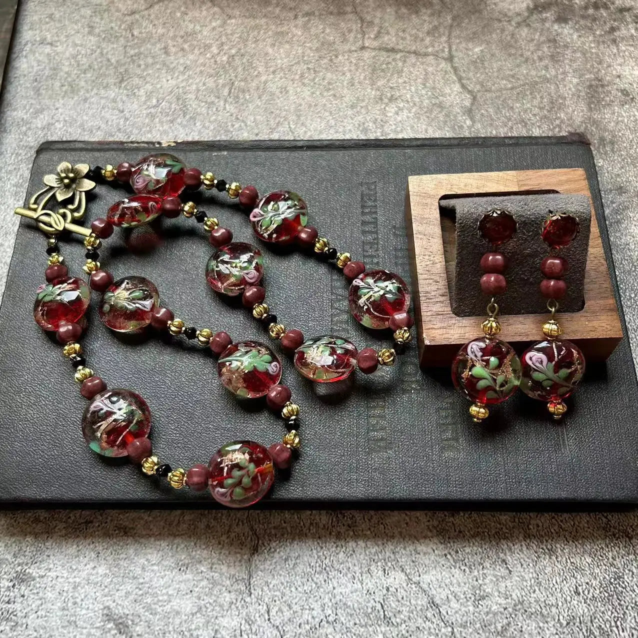 Vintage Flat Round Three-dimensional Red Green Flowers Glass Handmade Gold Foil Fashionable High-end Glass Bead Necklace Qme
