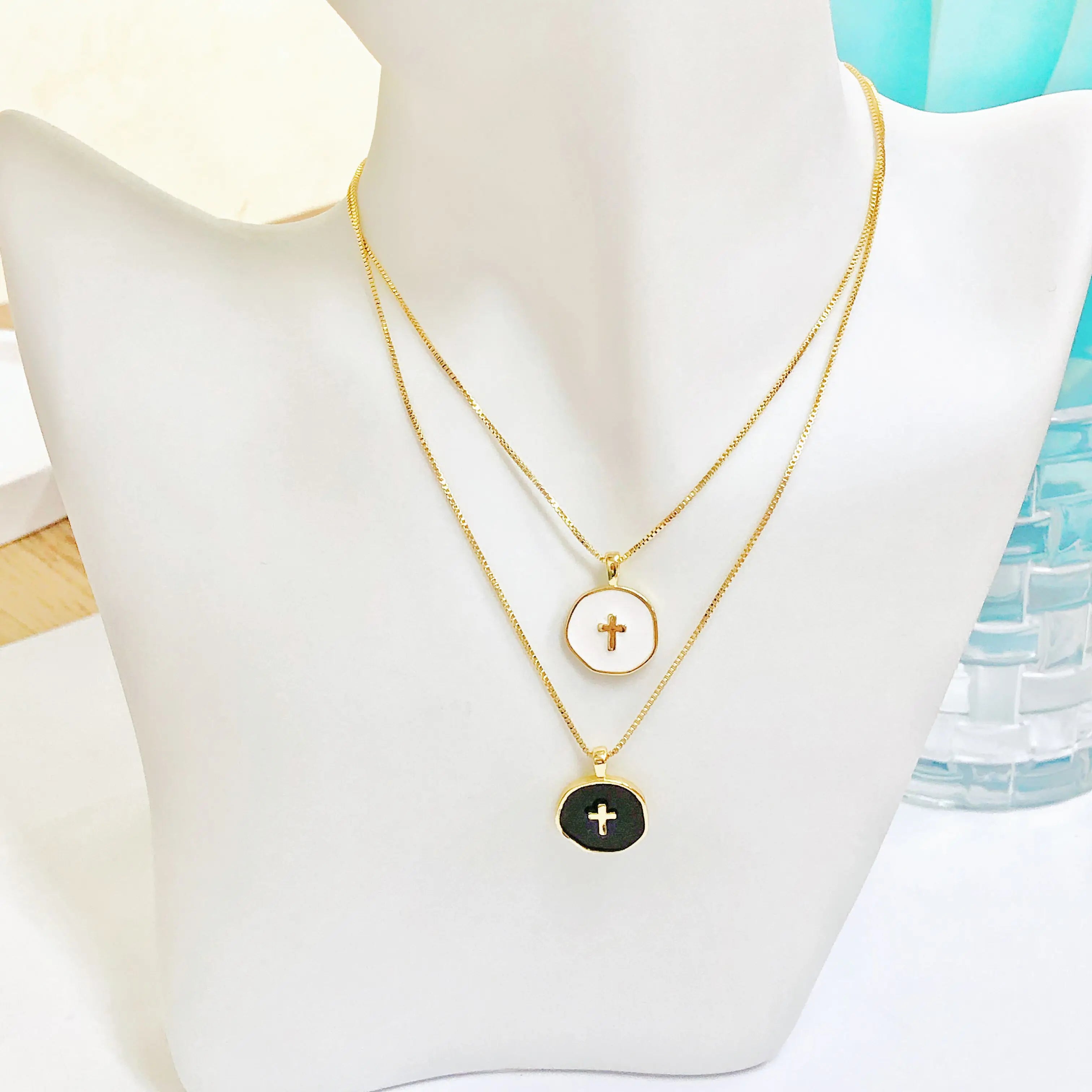 Simple Enamel Art Round Shape Cross Pendant Necklace Fashion for Men Women Daily Party Religious Jewelry Wedding Female Gift Qme
