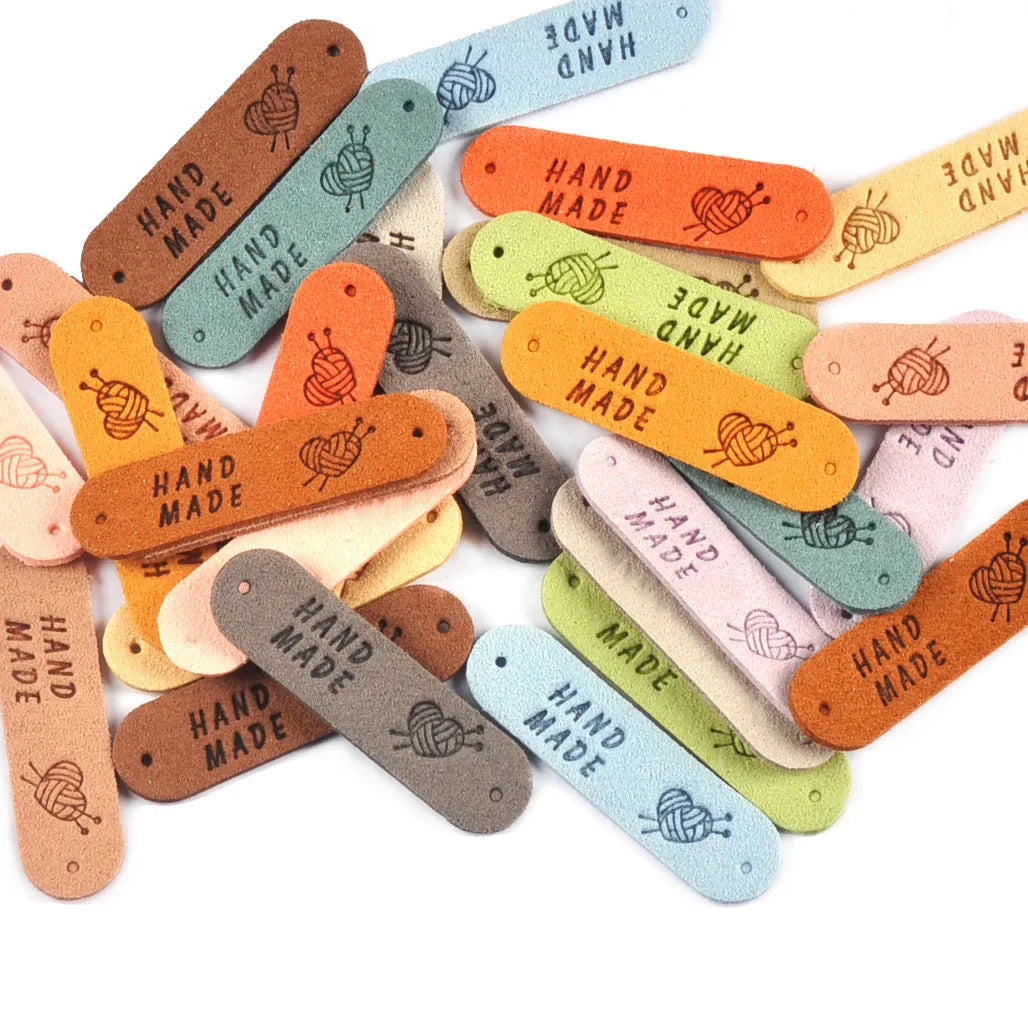 20Pcs 4.5x1.2cm 15Colors Mixed Leather Embossed Labels Sewing Accessories 2holes Garment Tag Handmade DIY Clothes Material c4017 Qme
