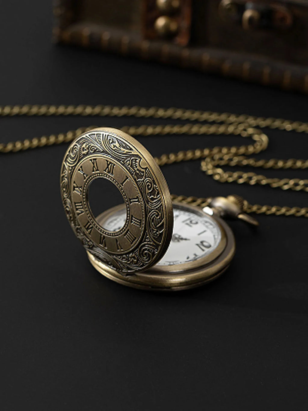 Personalized retro style pocket watch, fashionable, exquisite, versatile, creative hanging watch gift Qme