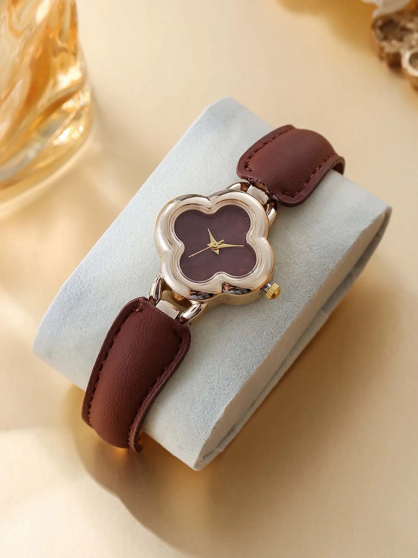 One piece set of creative four leaf clover French high-end temperament versatile Angola red retro style Qme Brown No