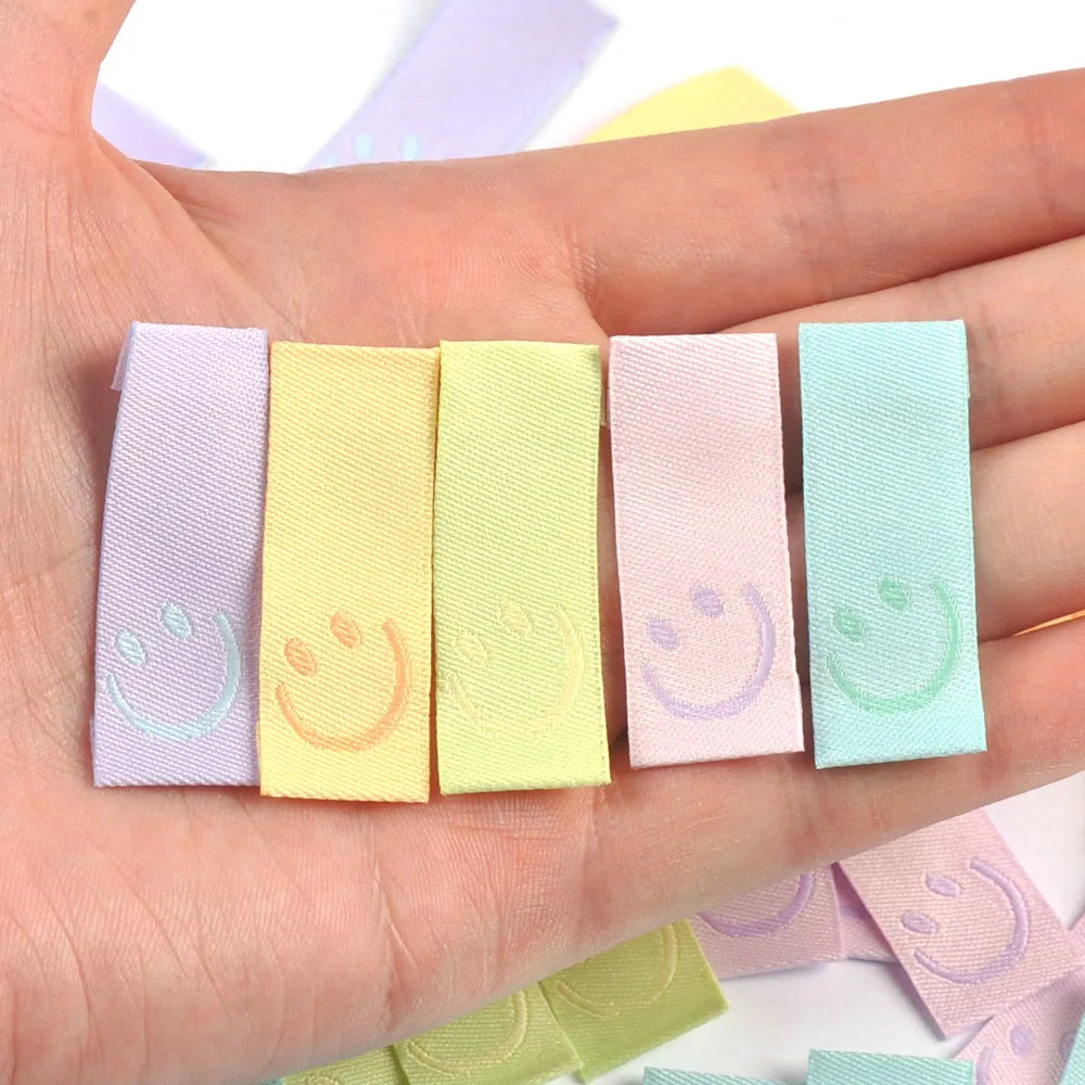 50Pcs New Candy Color Embroidery Smile Labels For Sewing Accessories Clothes Washable Care Garment Bags Tags DIY Supplies c3513 Qme