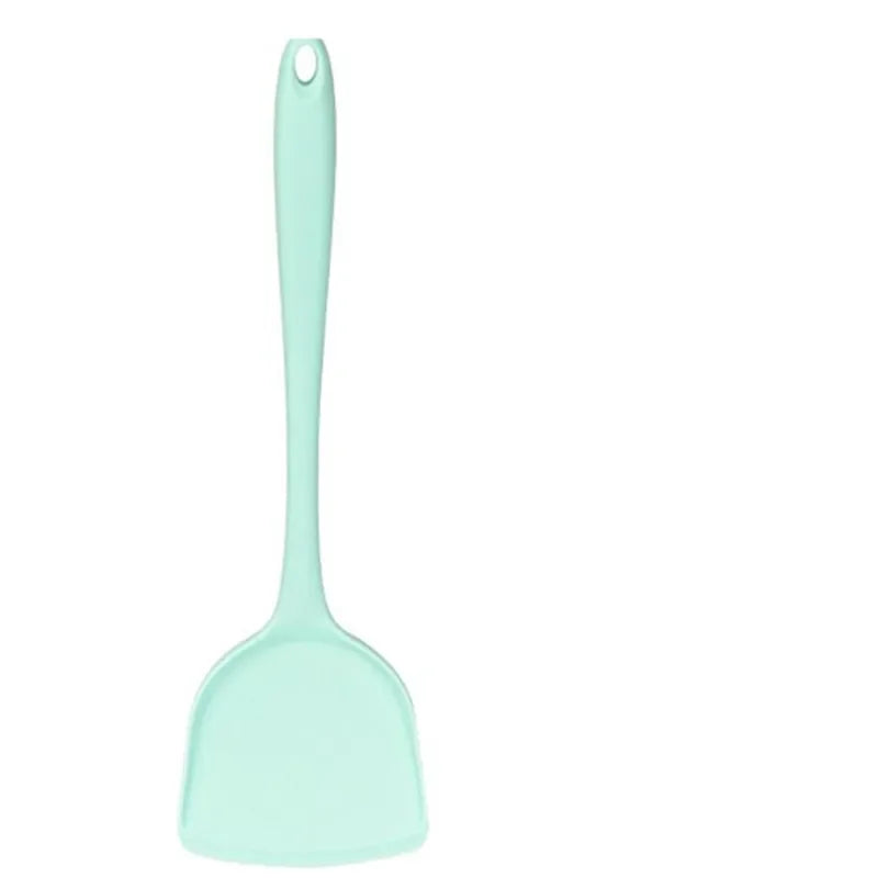 Frying pan spatula, suitable for non-stick cookware - easy to clean and can be washed in a dishwasher. The handle is ergonomic Qme