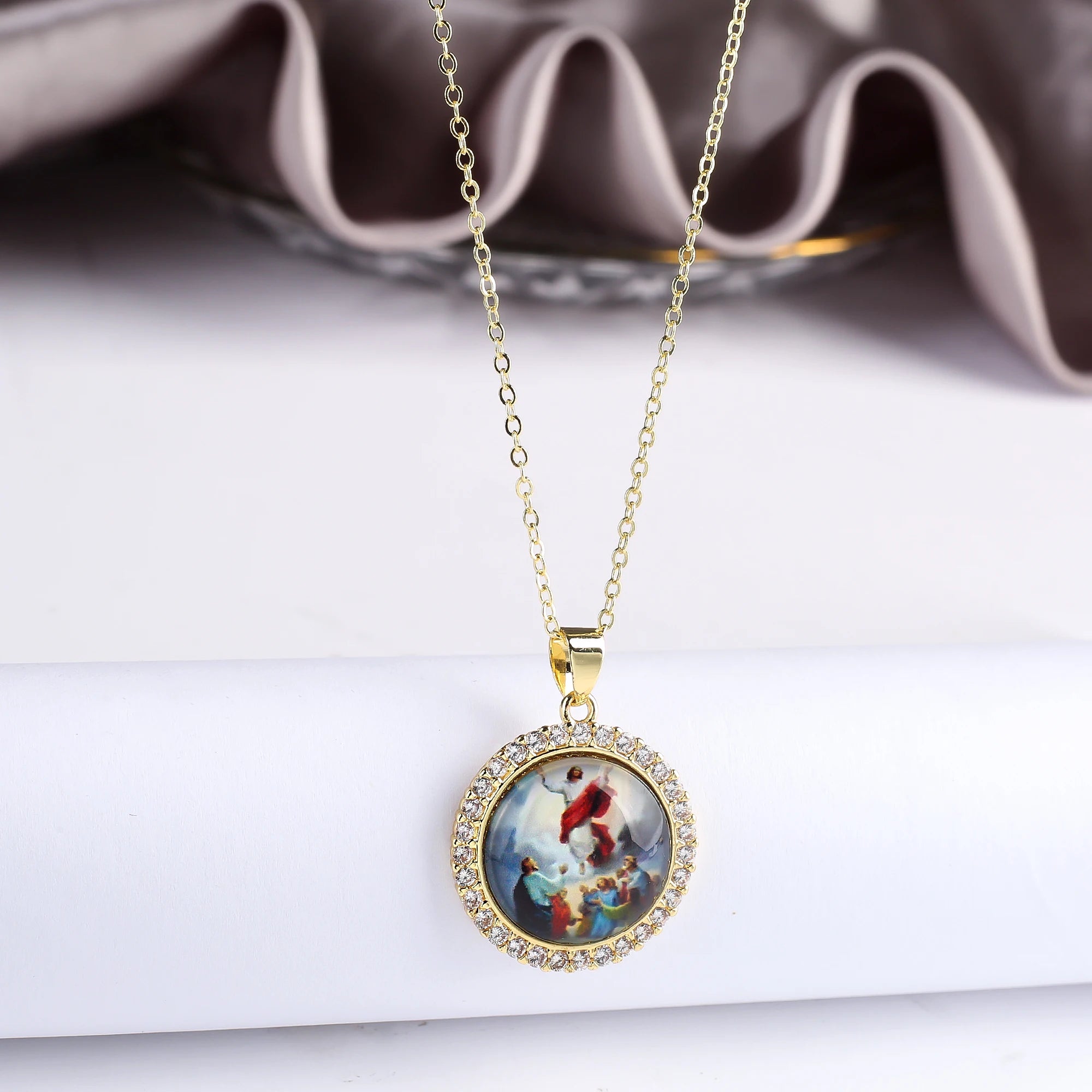 Simple Round Zirconia Acrylic Religious Pattern Theme Character Twist Chain Necklace Classic for Woman Party Jewelry Accessories Qme 6