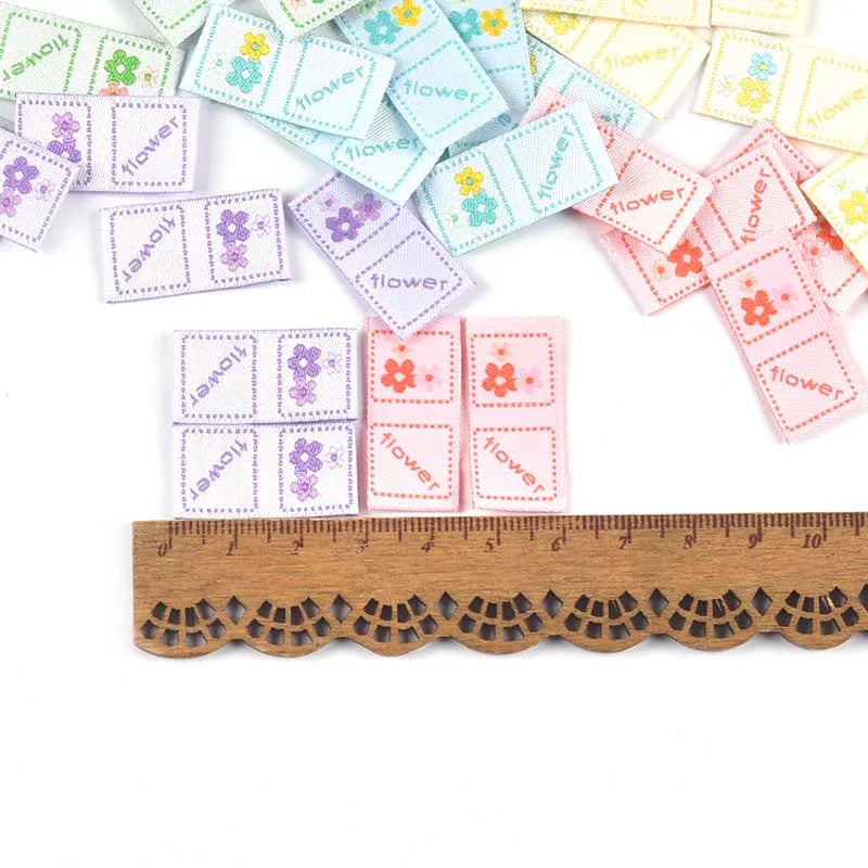 50pcs Mini Flower Pattern Embroidery Labels For DIY Crafts Accessories Clothing Tags Sewing Hats Bags Supplies 30x15mm c3611 Qme
