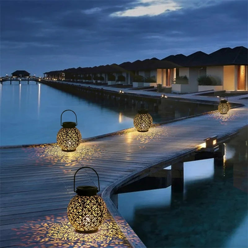 Solar LED Lantern Light, Outdoor Hanging Projection Light with Hollow Wrought Iron Design Waterproof Yard Garden Art Decoration Qme