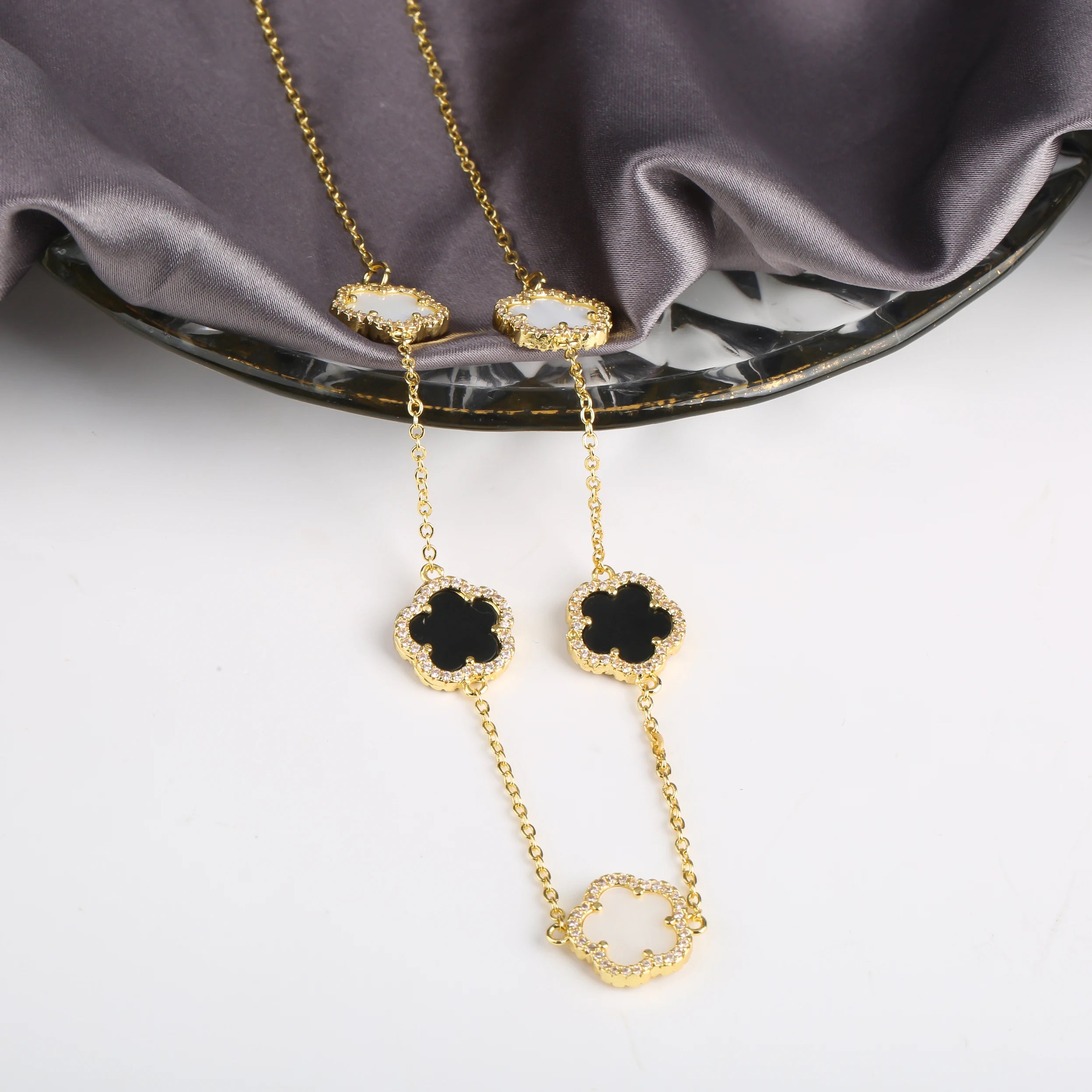 INS Hot Selling Women Five Leaf Clover Necklace Fashion Geometric Necklace Sweet Romantic Holiday Jewelry Gifts Wholesale Qme M