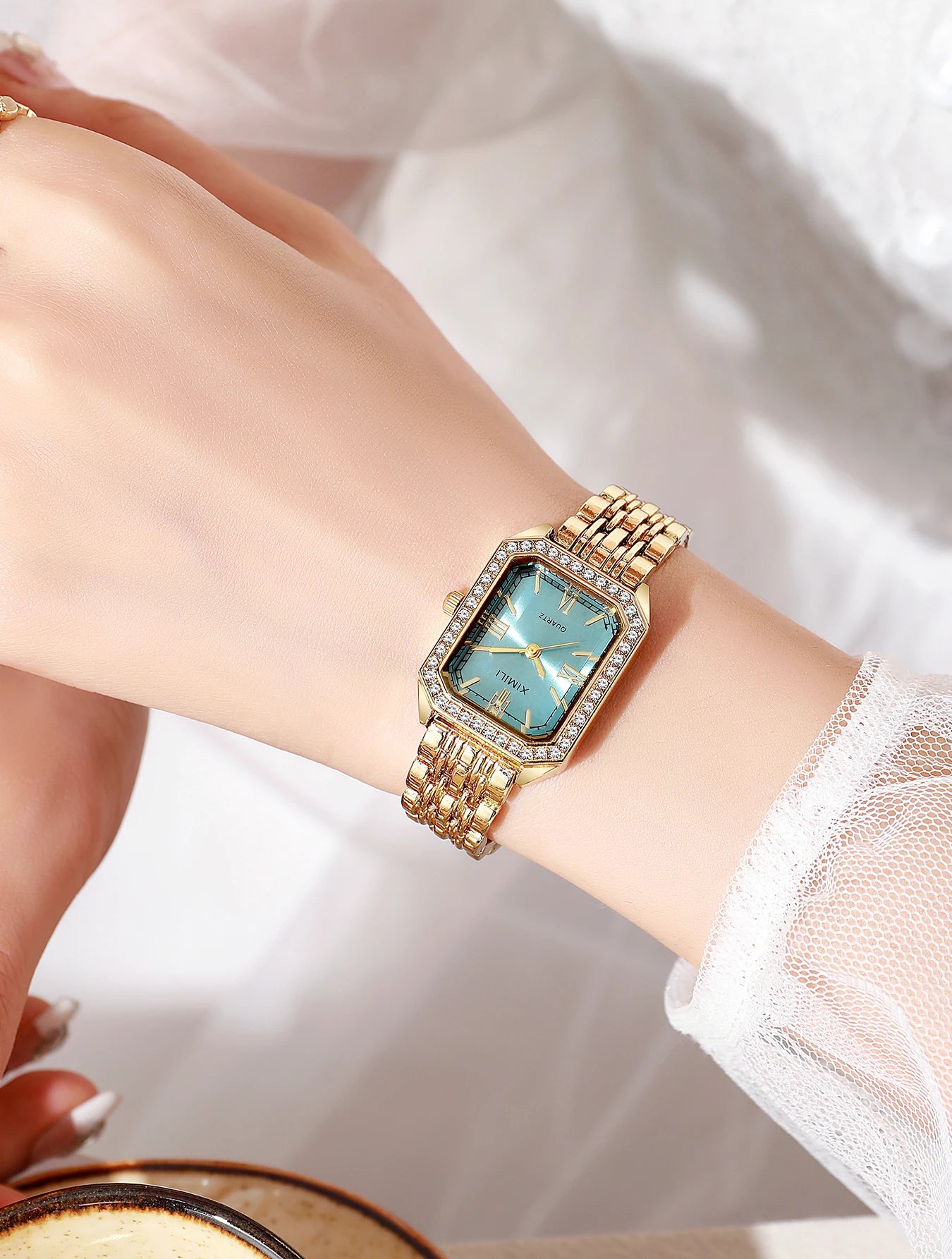 1 pcs women's retro Roman numeral rhinestone dial steel strip student casual quartz watch Qme Golden Blue