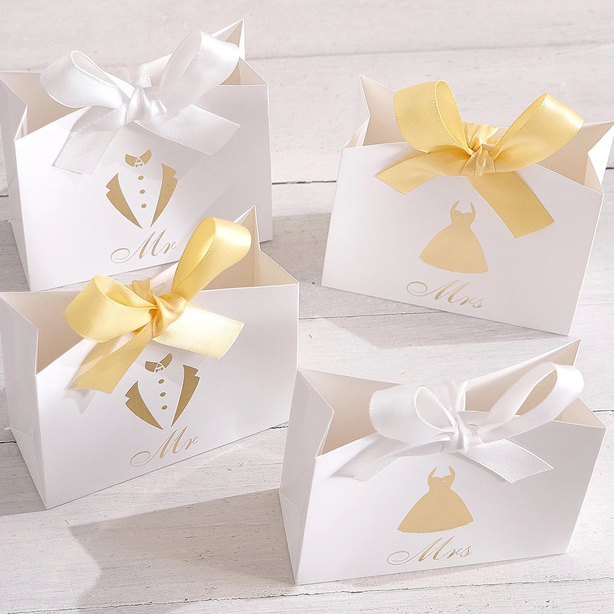 5-Piece Wedding Favor Boxes - Mini“Mr. and Mrs”。 Candy Boxes - Elegant Gold Printed Bride and Groom Design - Satin Bow - White Qme