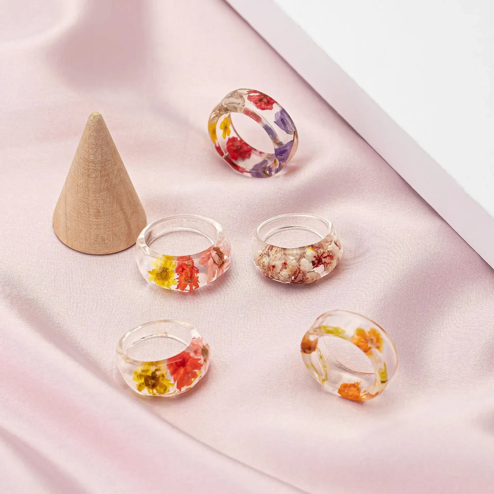 Fashion Flowers Minimalist Resin Daisy Dried Flower Retro Acrylic Ring Female Creative Personality Fresh Ring Wholesale Gift Qme