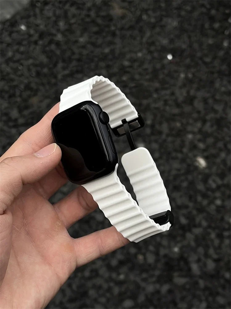 Simple Folding Buckle Magnetic Strap For iwatch 9 8 7 SE 6 5 4 3 Solid Color Sport Soft Silicone Band For Apple Watch 49mm 41mm Qme White 42-44-45-49mm