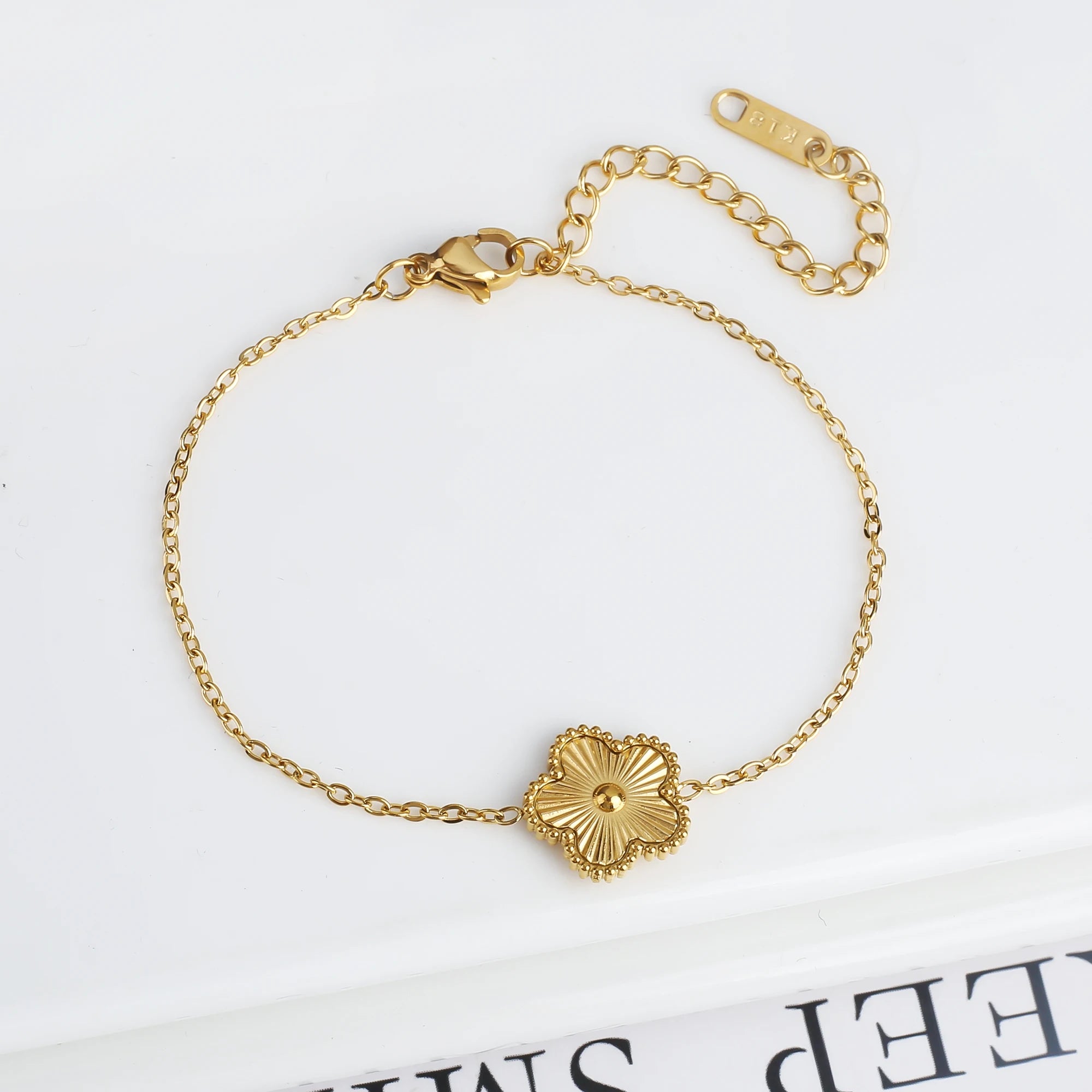 Light Luxury Stainless Steel Hot Sale Black and White Shell Five Leaf Flower Bracelet Simple Woman Fashion Daily Party Jewelry C Qme Bracelet 13