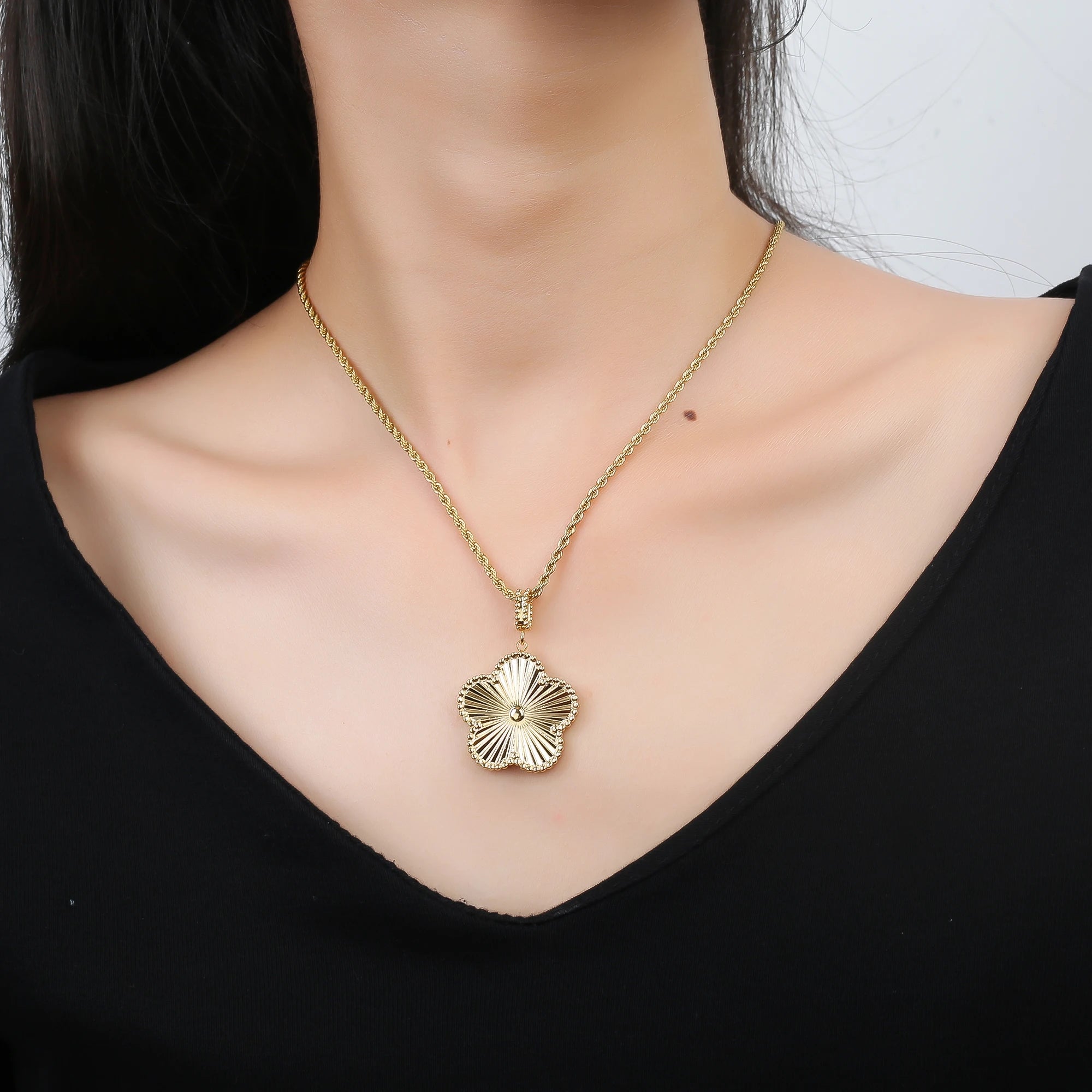 New Arrival 26mm Stainless Steel Metal Laser Pendant Necklace Luxury for Woman Wedding Party Trend Jewelry Accessories Clover Qme
