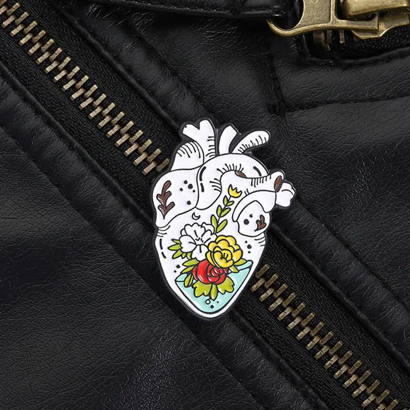 Retro Floral Human Heart Enamel Badge Anatomical Heart Rose Brooch Cute Lapel Pin Gift for Doctor Nurse Medical Lover Jewelry Qme