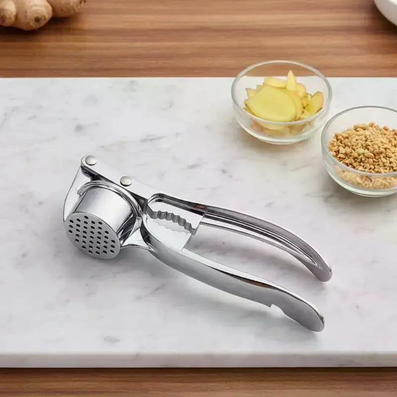 Garlic Press, Premium Rust Proof Kitchen Garlic Mincer Crusher Squeezer With Ergonomic Handle, Ginger Crusher With Good Grip Qme