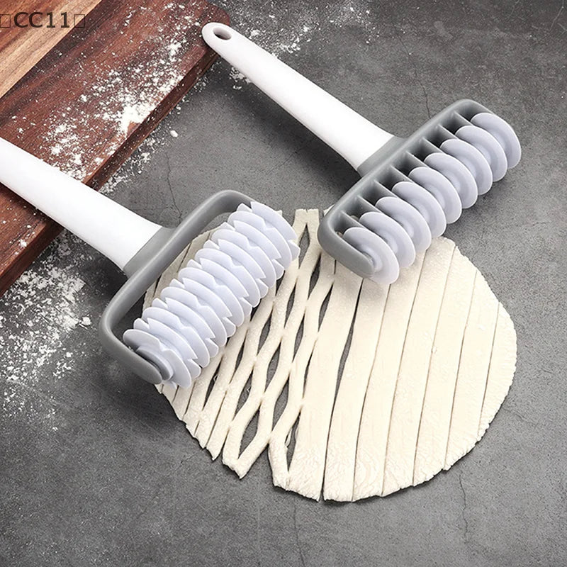 CC11Turning Smooth Baking Tool Cookie Cake Net Dough Roller Cutter Qme
