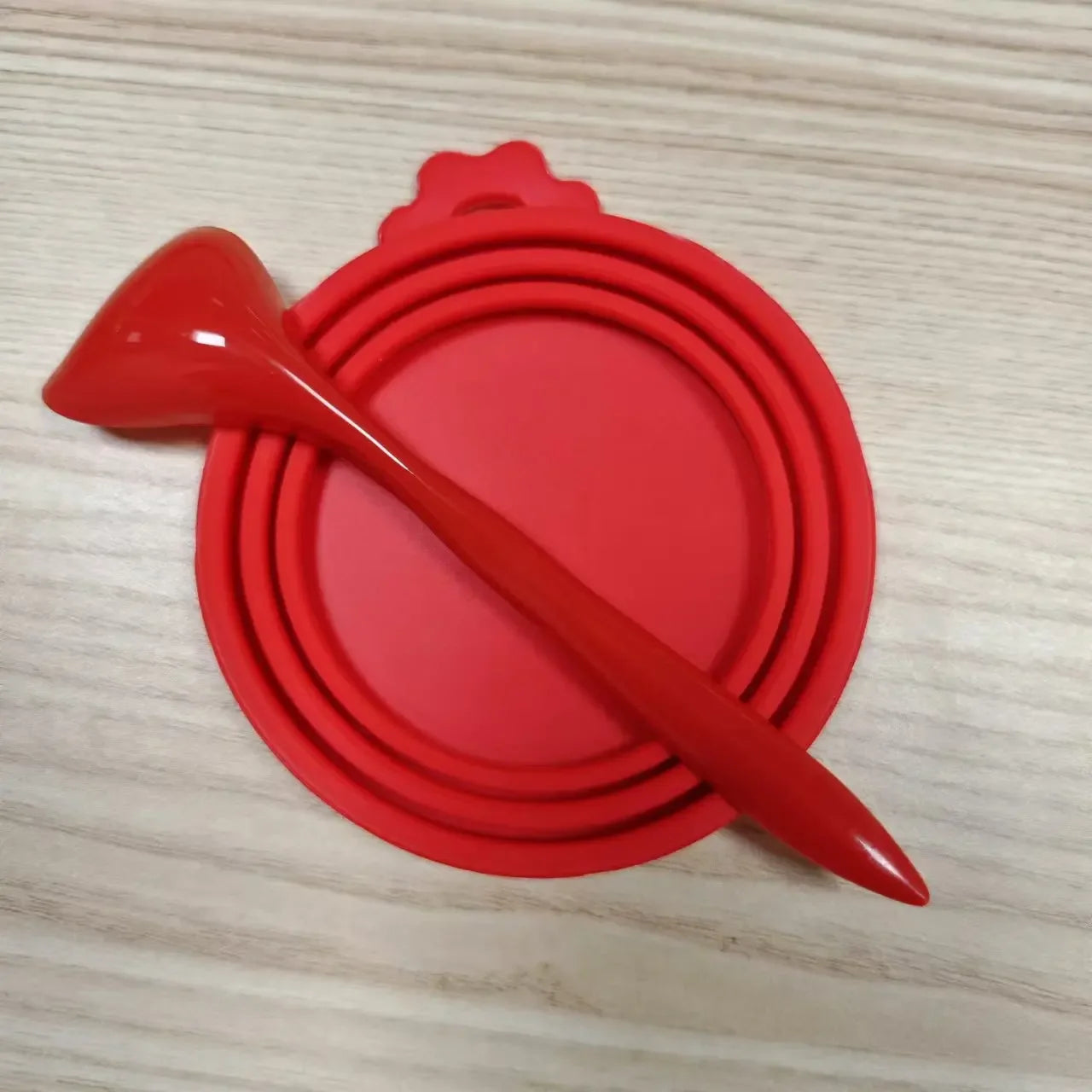 2pcs/set Reusable Pet Food Can Cover and Spoon Portable Dogs Cat Storage Tin Cap Lid Seal Cover Health Pet Supplies Pet Lids Can Qme Red