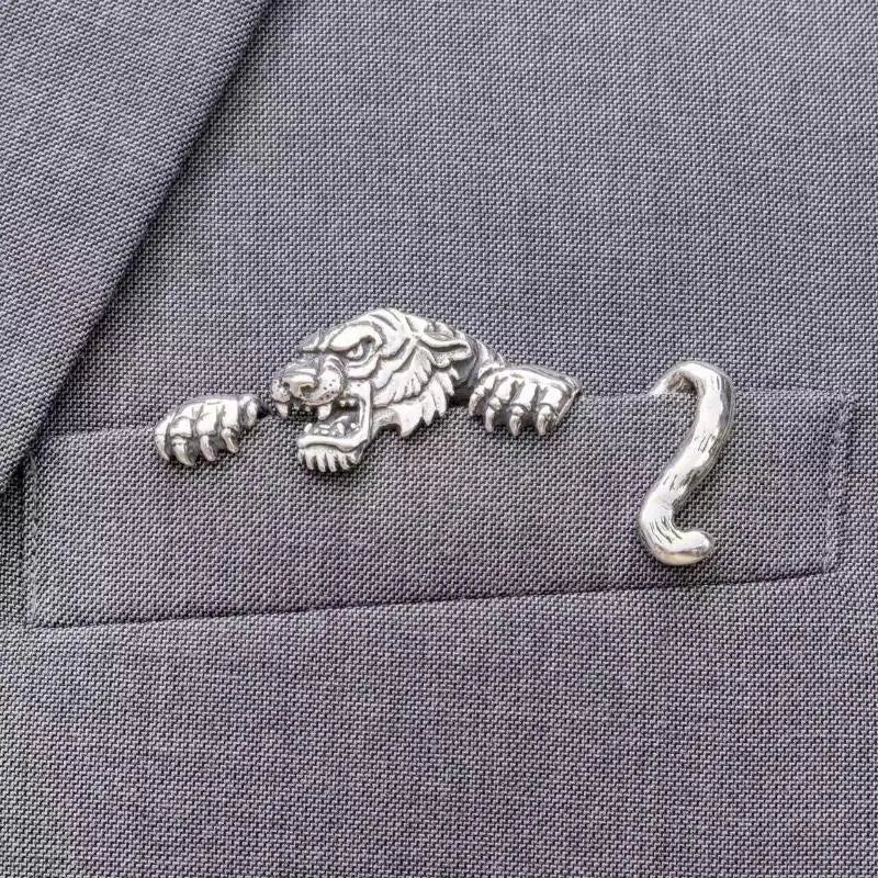 Durable Zinc Alloy Vintage Crocodile Tiger Shaped Engraved Men's Suit Qme 02