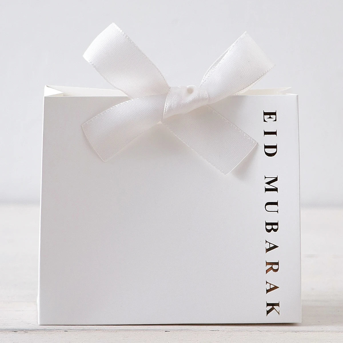 This 5-Piece Eid Gift Box Is Decorated with Ribbon Bows and Exquisite Paper Packaging, Perfect for Holiday Parties, and Can Hold Candies, Cookies, Jewelry, and More Multiple Styles Available (Black, Pink, White, Green, Red). Qme Yb-White-5Pcs 11.5X10X4.5Cm