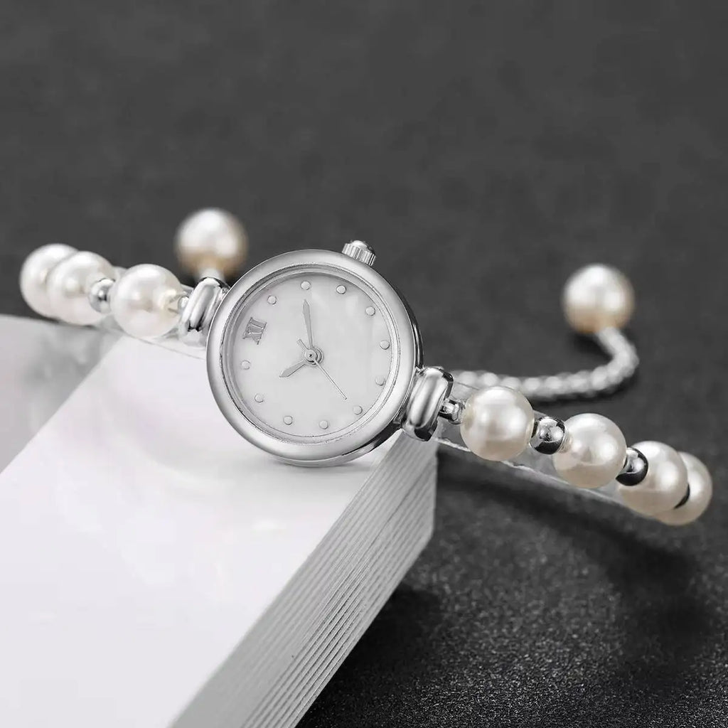 European and American fashion trend watches, fashionable simple scale student watches, women's bracelet watches Qme