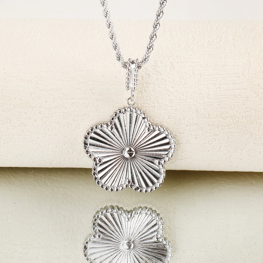 New Arrival 26mm Stainless Steel Metal Laser Pendant Necklace Luxury for Woman Wedding Party Trend Jewelry Accessories Clover Qme Necklace 60cm Silver