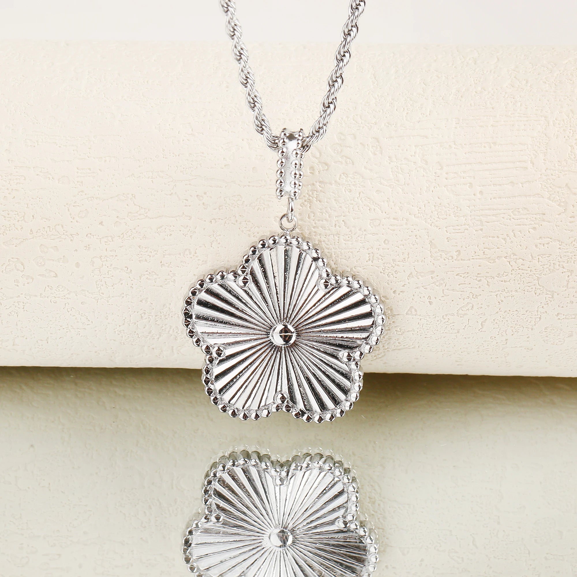 New Arrival 26mm Stainless Steel Metal Laser Pendant Necklace Luxury for Woman Wedding Party Trend Jewelry Accessories Clover Qme Necklace 60cm Silver