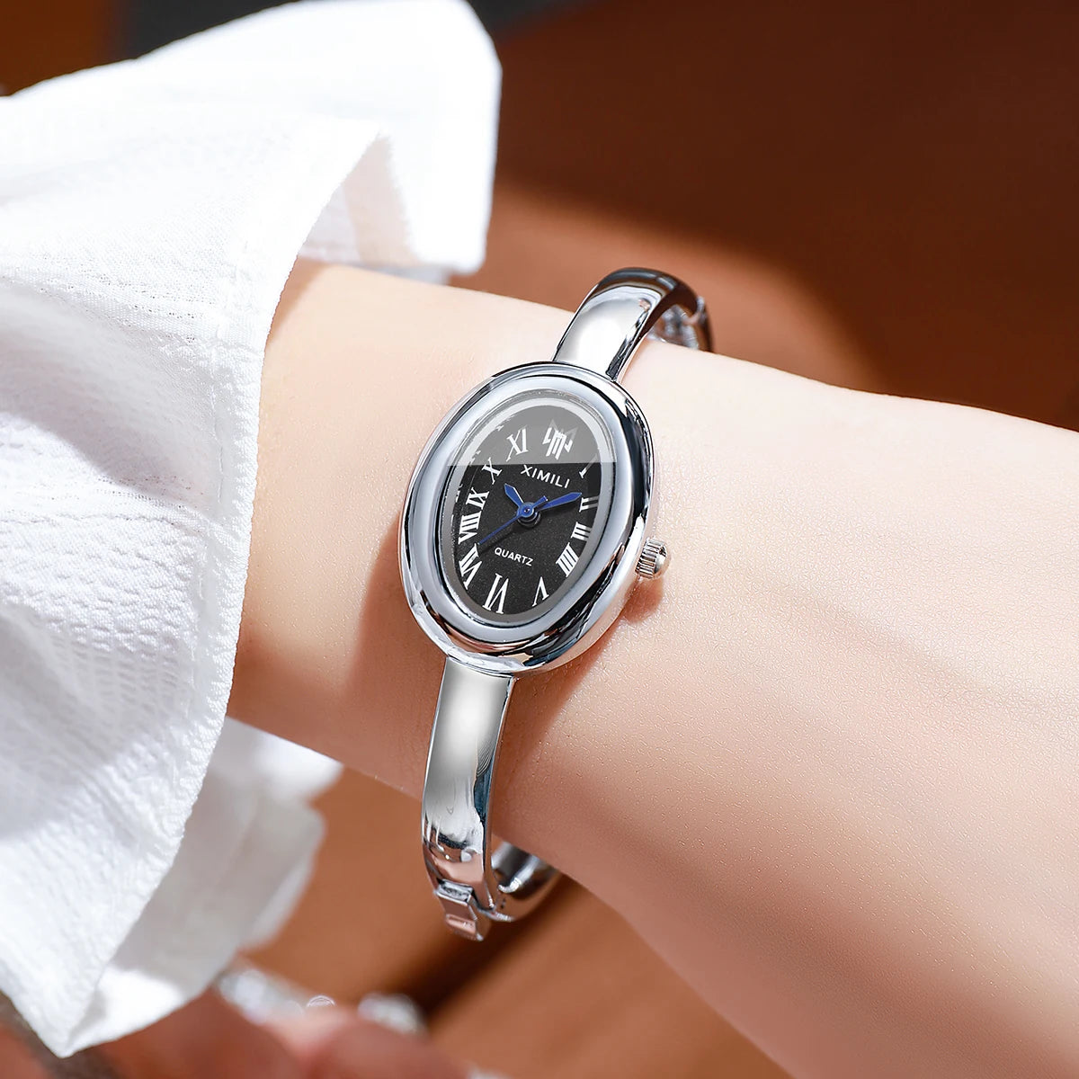 Diamond studded bathtub bracelet women's watch women's watch fashion oval Roman scale women's watch quartz watch Qme