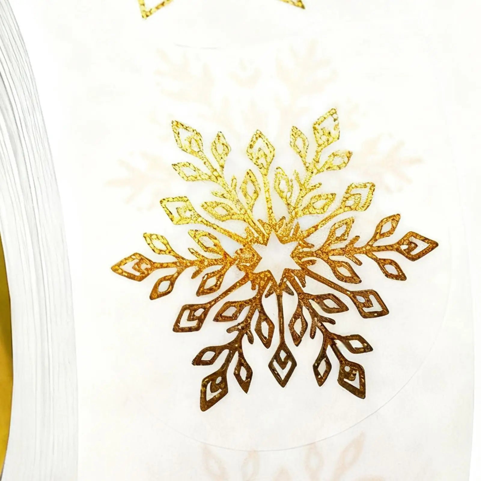 Snowflake Stickers Roll 500 Pieces Round Self-Adhesive Transparent Christmas Labels Holiday Crafts Label Roll Envelope Decal Qme