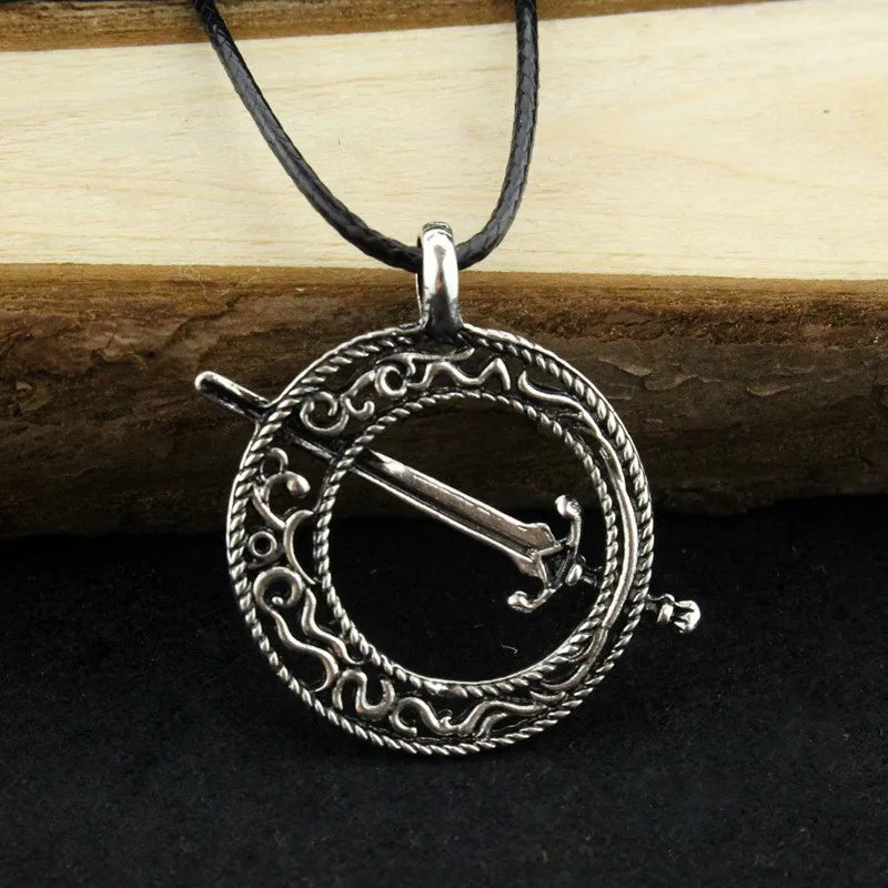 Steam Game Dark Souls 3 Cosplay Blade of The Dark Moon Pendant Covenant Sword Retro Necklace Leather Rope Steampunk Jewelry Gift Qme