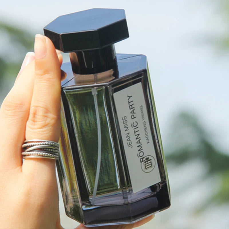 Unisex Eau De Toilette Features Elegant Captivating Woody Floral Qme
