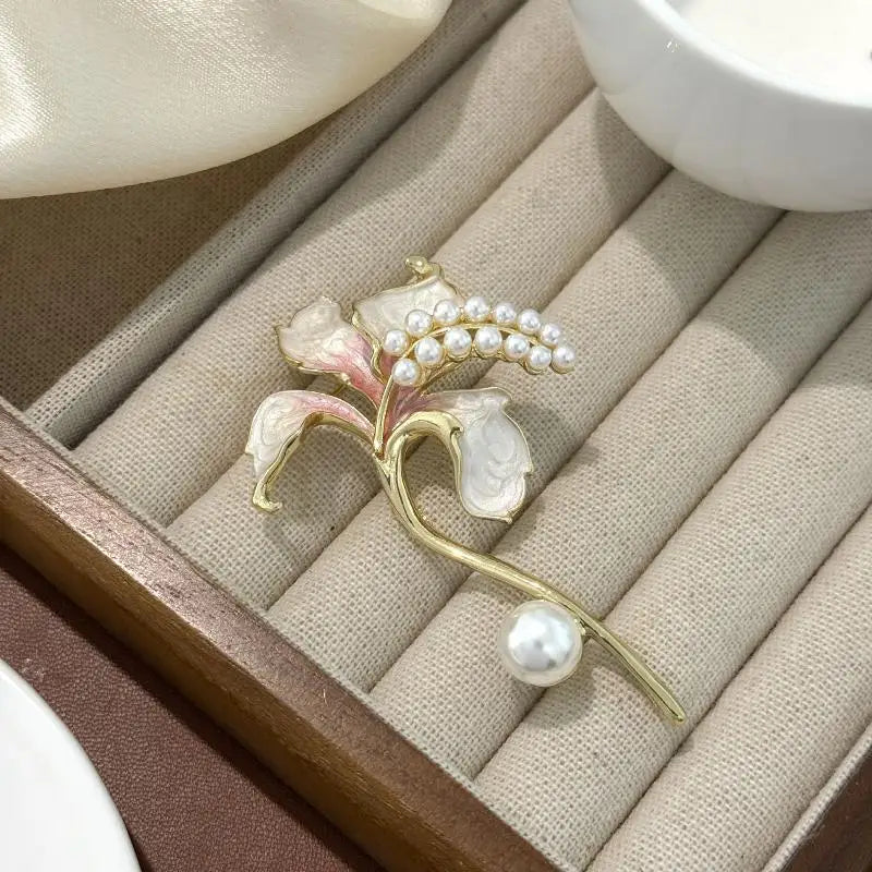 Fashion Pretty Enamel Imitate Pearl Flower Brooches For Women Lily Flowers Plants Brooch Pins Party Jewelry Accessories Gifts Qme Pink