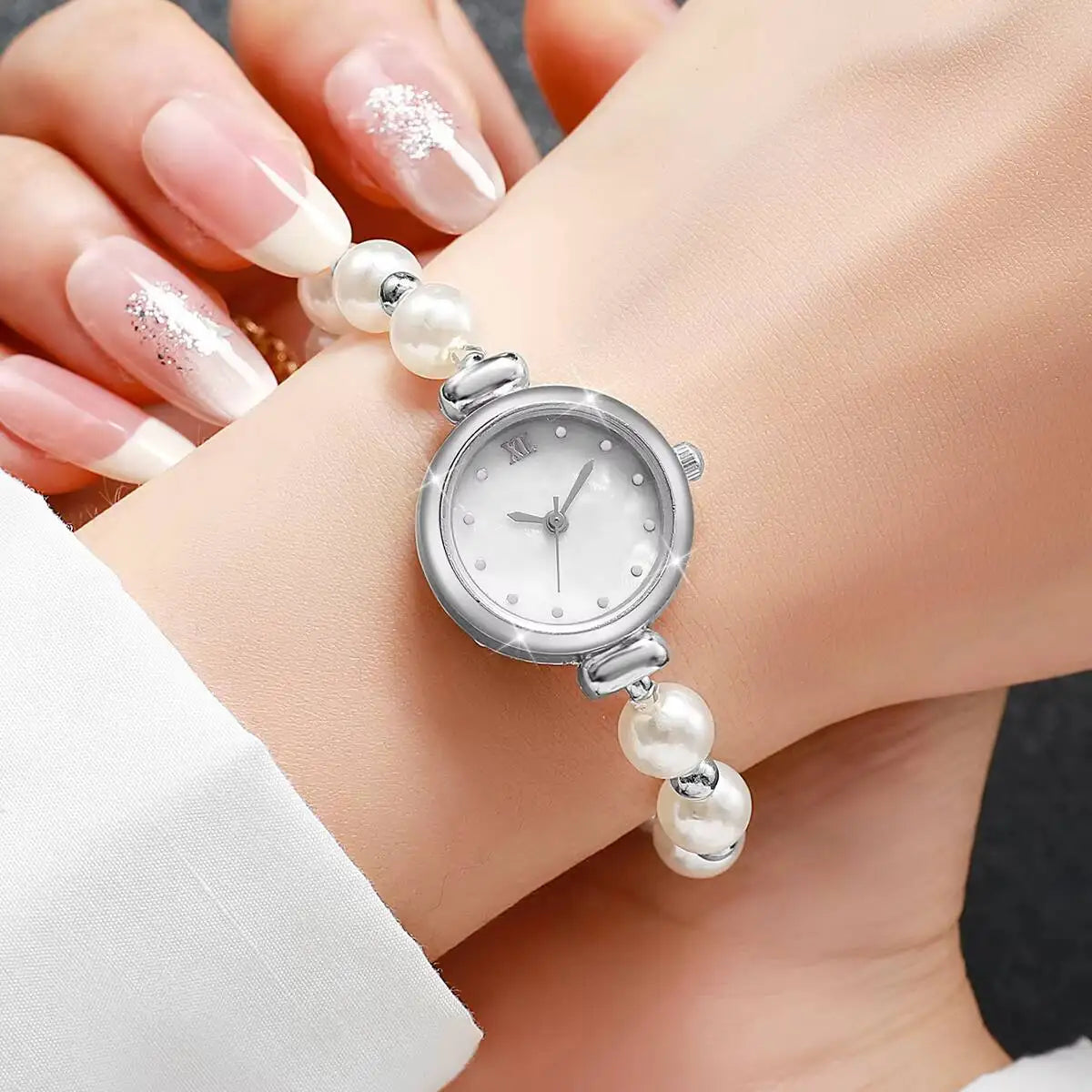 European and American fashion trend watches, fashionable simple scale student watches, women's bracelet watches Qme silver