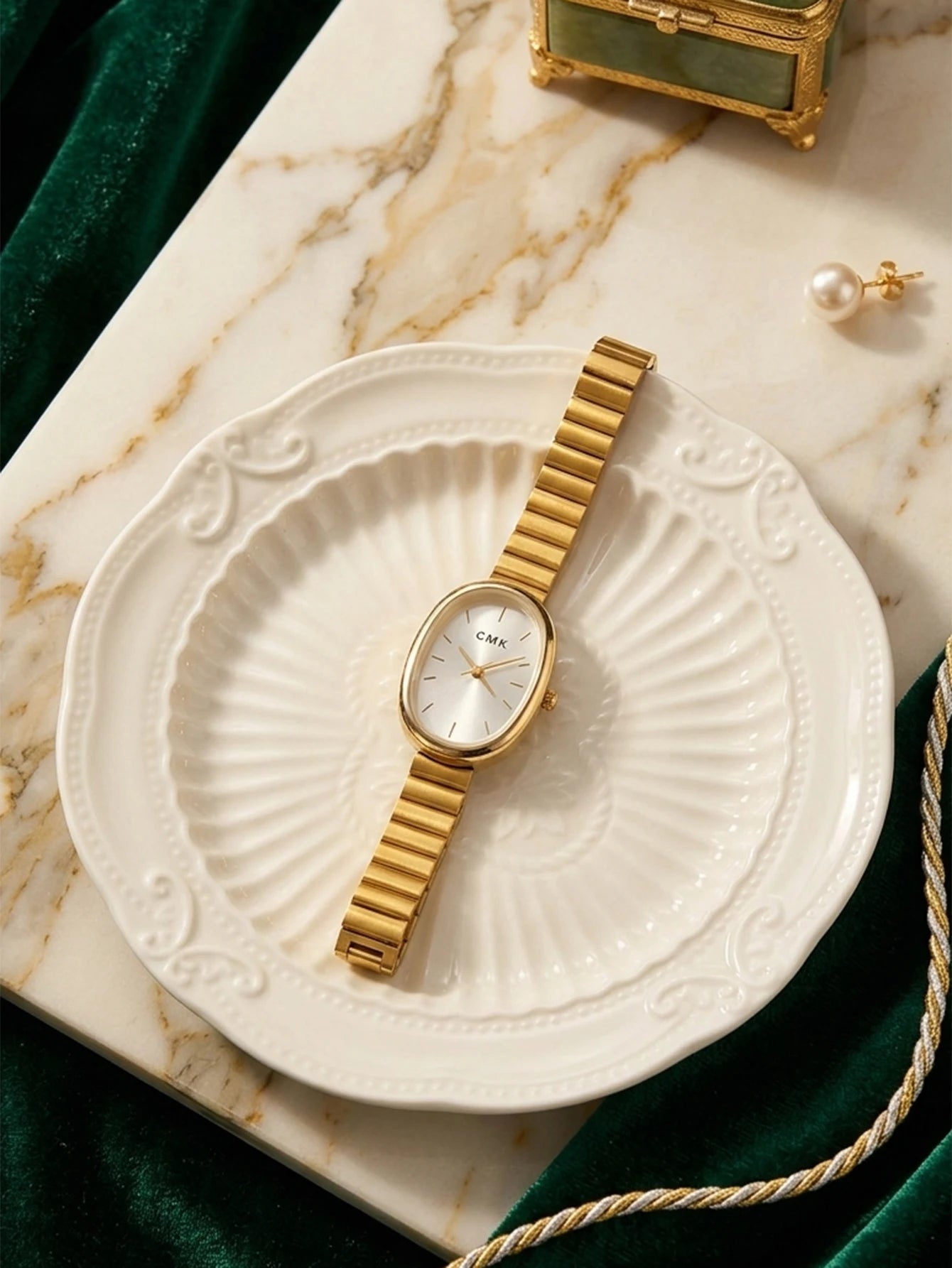 Oval thin steel strip women's quartz watch gold and silver minimalist luxury commuting watch Qme