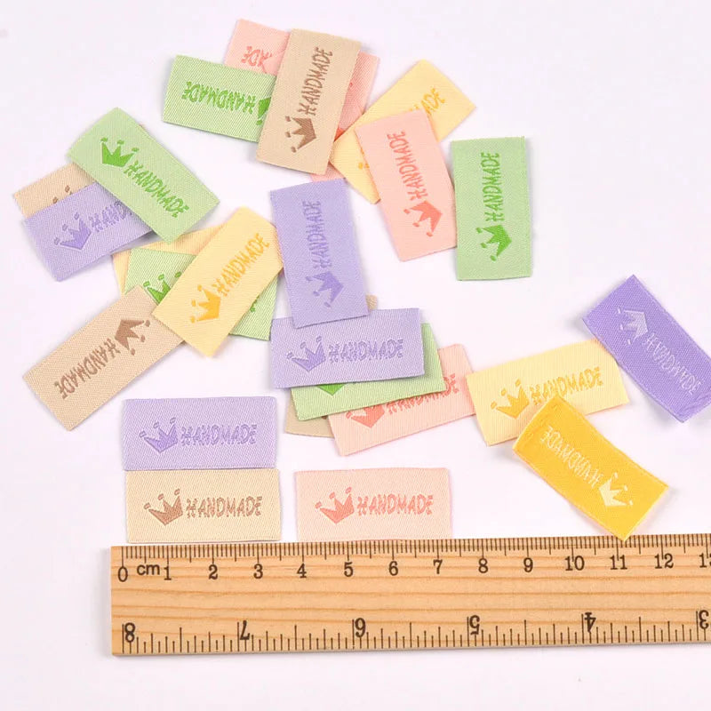 50pcs 1.7x3.4cm Mix Colorfull Crown Pattern Rectangle Label For DIY Clothing Personality Decorative Sewing Accessories c3834 Qme